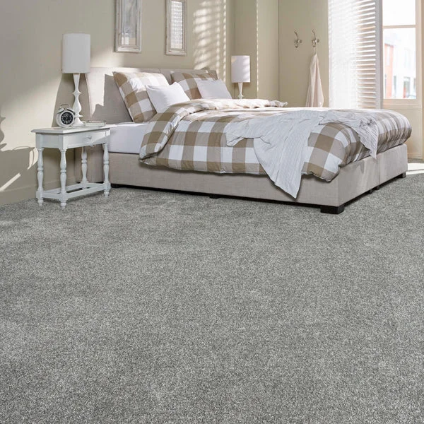 Light-gray-carpet-in-bright-bedroom-with-checkered-bedding