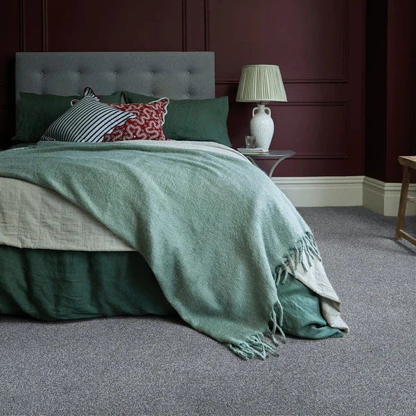 Light-gray-carpet-in-elegant-bedroom-with-teal-bedding